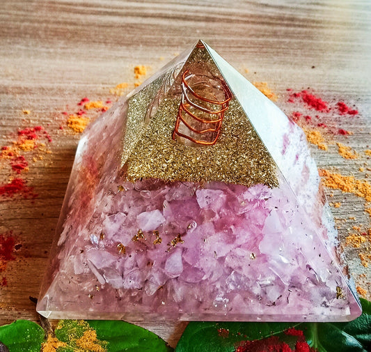 Pyramid Orgone / Reiki Crystal Healing Chakra/ Rose Quartz (7cms L * 7 cms B * 6 cms H)